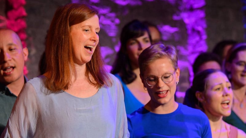 tonraumfünf10: Der Chor aus Berlin singt gemeinsam mit den Jazzvocals das Konzertprogramm connected im Ehemaligen Stummfilmkino Delphi.