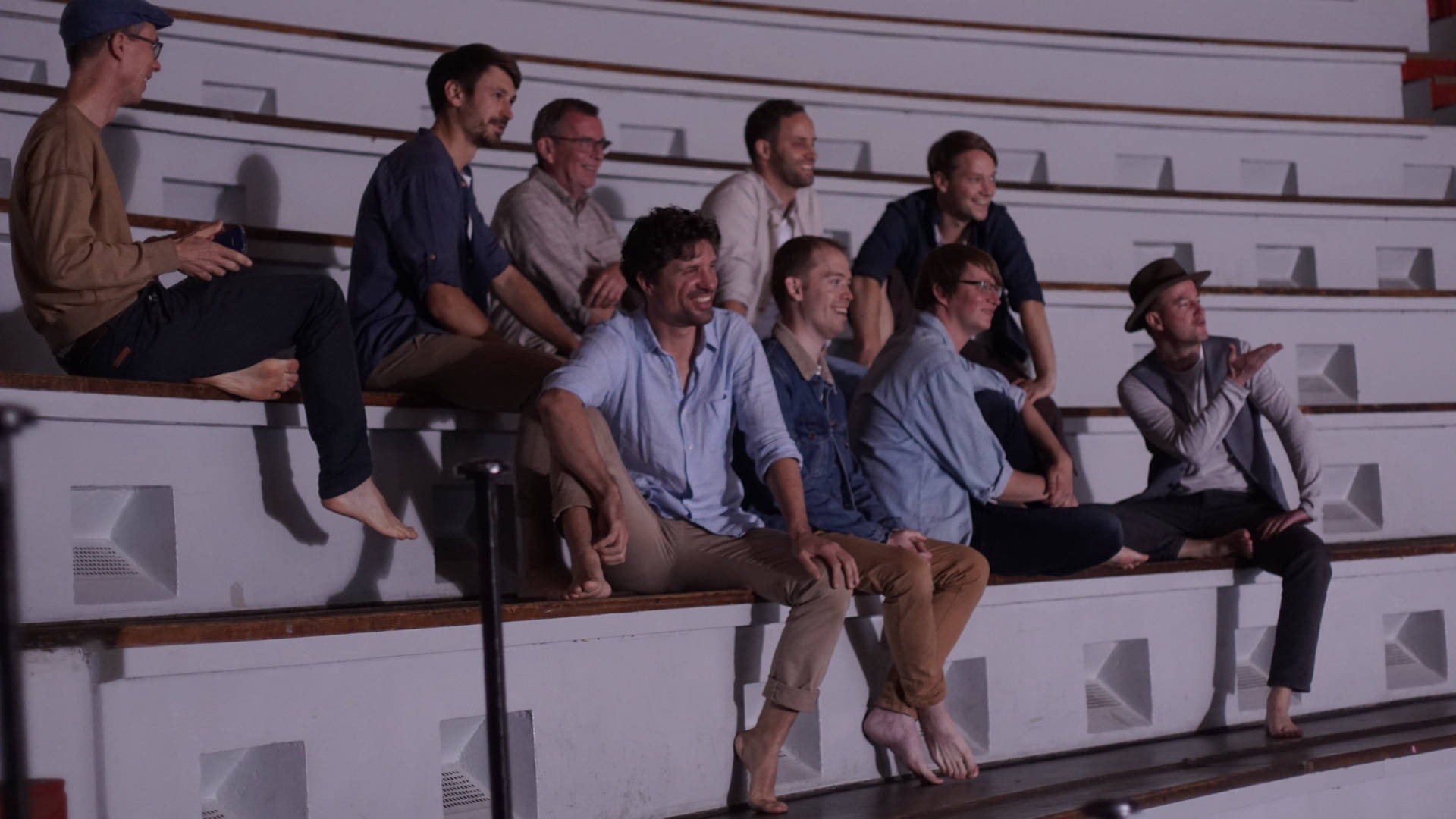 tonraumfünf10: Die Männerstimmen im Berliner Chor posen für ein Foto beim Musikvideoprojekt „On The Banks Of The Condamine“.